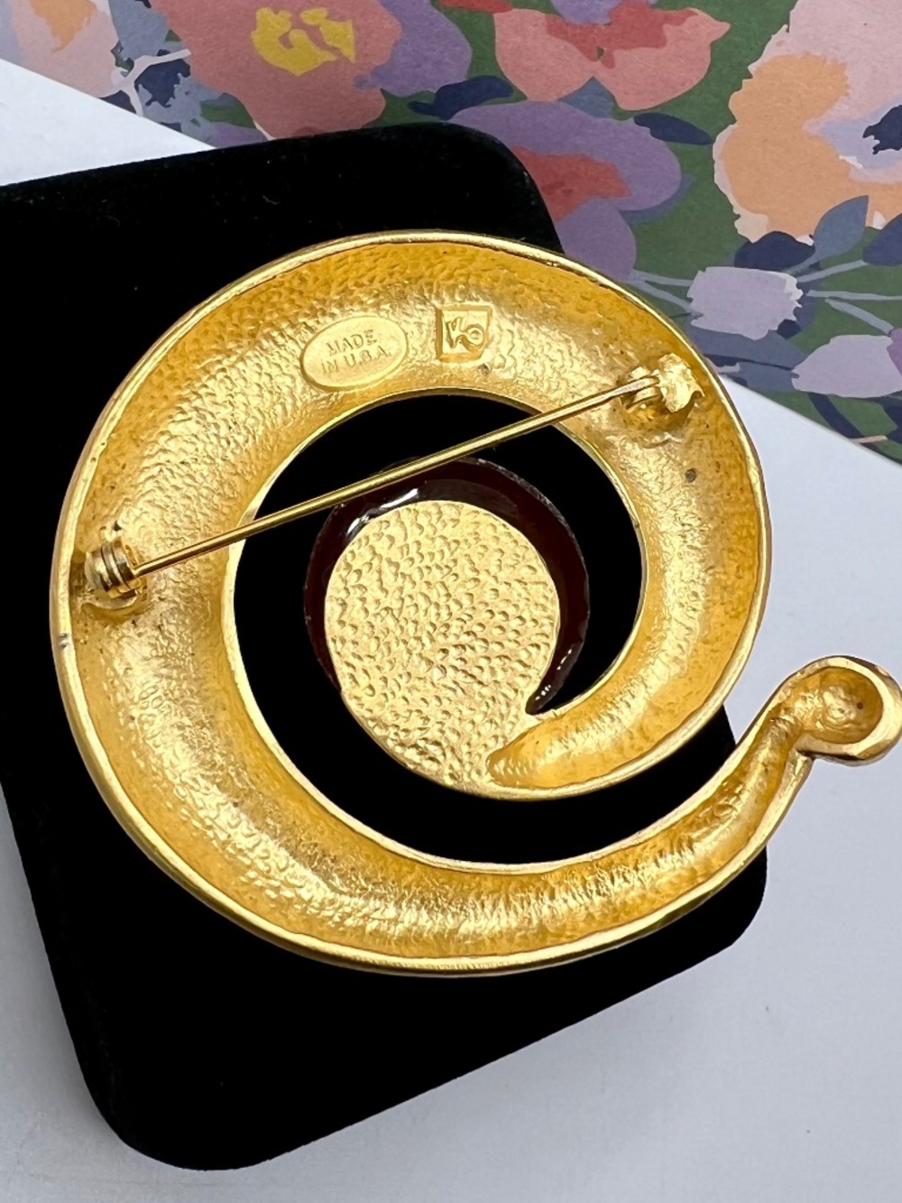 Les Bernard Matte Gold Swirl Brooch Cabochon Center - Picture 4 of 5